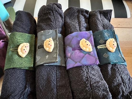 quatre ronds de serviette alignés et super mignons