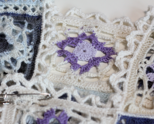 Detail of the collar with white lace edging