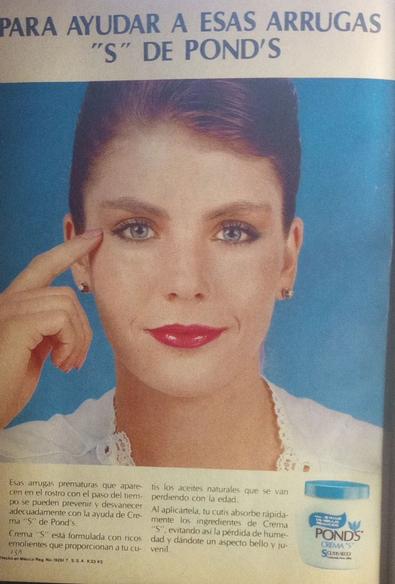 Anuncio publicitario de la crema 'S' de Pond's, mostrando a una joven modelo con labios rojos y un peinado elegante. El texto menciona cómo la crema ayuda a prevenir arrugas.