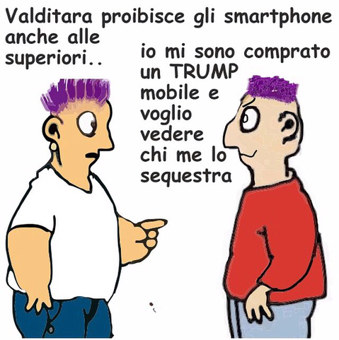 Vignetta con due personaggi stilizzati dai capelli viola che parlano tra loro. Il primo, a sinistra, indossa una maglietta bianca e pantaloni blu, mentre il secondo, a destra, ha una maglia rossa e pantaloni grigi. Sopra di loro c’è un dialogo scritto:  Il personaggio a sinistra dice:  "Valditara proibisce gli smartphone anche alle superiori.."  Il personaggio a destra risponde: "io mi sono comprato un TRUMP mobile e voglio vedere chi me lo sequestra”