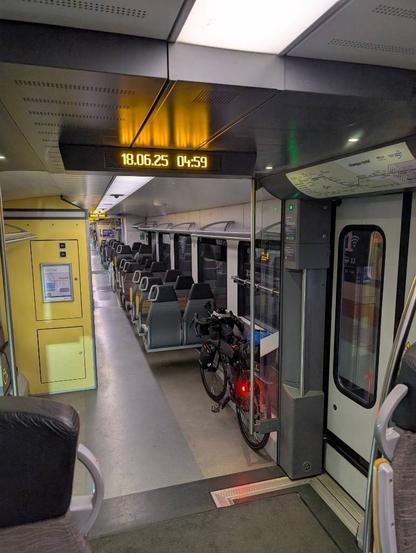 Fahrrad im leeren Zug. Anzeige: 18.06.2025 04:59