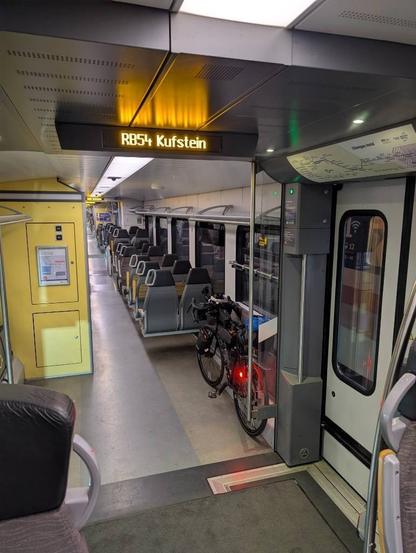 Fahrrad im leeren Zug. Anzeige: RB54 Kufstein