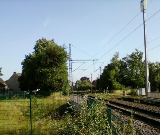 Eine Bahnstrecke im Sonnenschein.