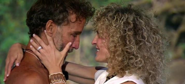 Álvaro Muñoz Escassi se reencuentra con Sheila Casas en la final de  'Supervivientes'. / Mediaset