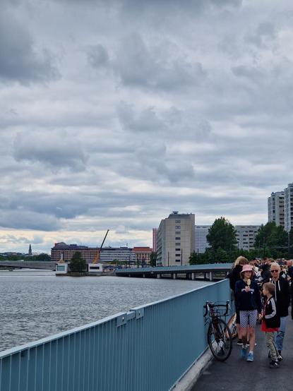 Valokuva merimaisemasta sillan päältä. Vasemmalla näkyy Hakaniemeä.