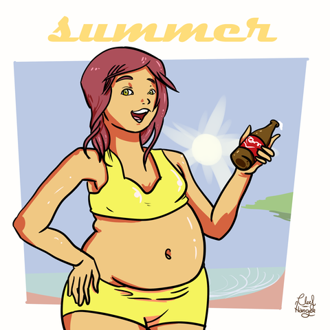 Chica en bañador amarillo de dos piezas con un poco de panza sonriendo con el pelo mojado y una botella de cristal de cocacola en la mano delante de una playa.