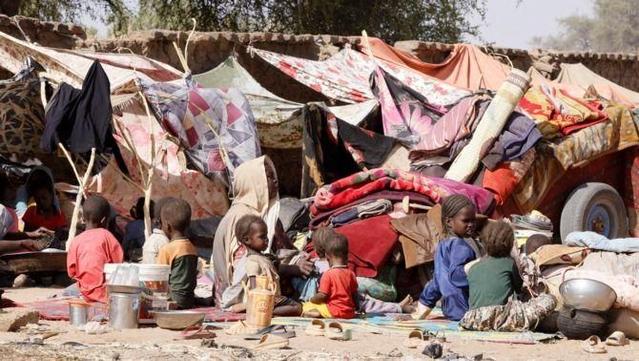 Una família en un camp de refugiats de Zamzam, al Sudan, atacat per les milícies de les Forces de Suport Ràpid (Reuters/Stringer)