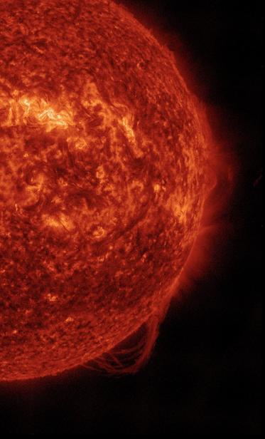Dieselbe Szene mit dem rechten Rand der Sonne. Die kurze, blitzartige Eruption, die wie ein waagerechter Strich aussah, ist verschwunden. Weiter unten wabern Reste der Plasmawolke aus Sonnenmaterie noch knapp über der Sonnenoberfläche durchs All.