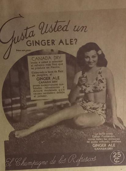 Anuncio vintage de Canada Dry Ginger Ale, mostrando a una mujer con un traje de baño que sostiene un vaso de bebida, con texto en español invitando a disfrutar del refresco por 25 centavos.