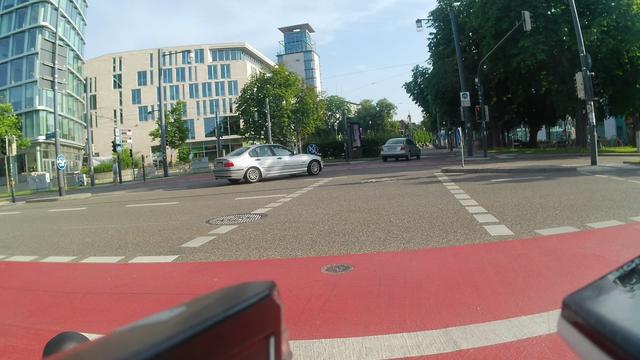 Blick von der Radaufstellfläche auf die Kreuzung. Es sind abbiegende KFZ zu sehen.