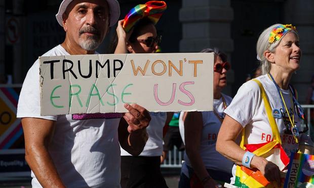 Una manifestante sostiene un cartel con el lema "Trump no nos borrará" mientras participa en el Desfile del Orgullo de Washington, el 7 de junio de 2025. (Kevin Carter / Getty Images)
