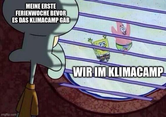 Eine Szene aus der Serie „SpongeBob Schwammkopf“. Thaddäus schaut traurig aus dem Fenster, während draußen SpongeBob und Patrick fröhlich herumhüpfen.
Oben steht über Thaddäus: „MEINE ERSTE FERIENWOCHE BEVOR ES DAS KLIMACAMP GAB“.
Bei SpongeBob und Patrick steht: „WIR IM KLIMACAMP“.