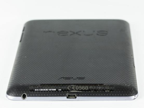 Schrägansicht auf die Rückseite mit Blick auf den USB-Port am Boden