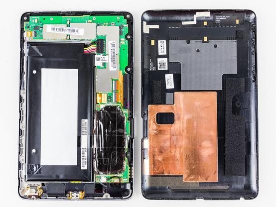 Vorder- und Rückseite getrennt. Links: Rückseite mit Akku und Platine, rechts die Vorderseite mit dem Display. Zu erkenne ist aber hauptsächlich eine großflächige Kupferabdeckung