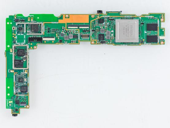 Platine in L-Form. Oben rechts das Haupt-IC, silbern, von Nvidia