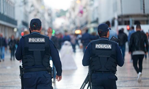 Una pareja de policías, patrullando en las calles de Lisboa. (Getty Images)