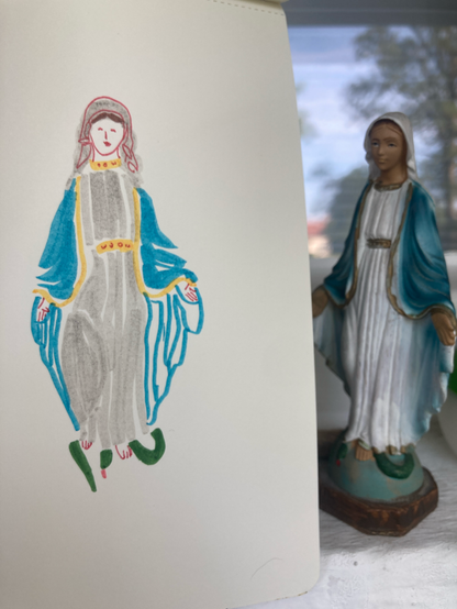 à gauche, le croquis naïf d'une sainte de balcon, à droite