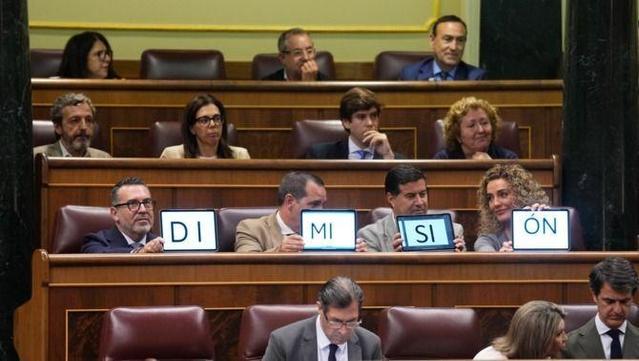 Quatre diputats del PP formen la paraula "Dimissió" amb les seves tauletes, en referència a Sánchez, en el ple de dijous al Congrés (EFE/Borja Sanchez-Trillo)