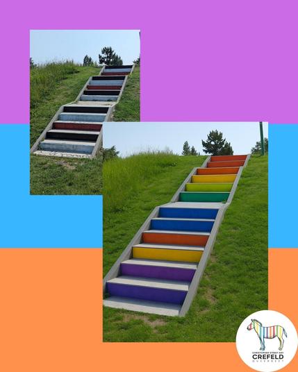 Das Bild zeigt eine Krefelder Steintreppe mit den aktuellen Nazi Schmierereien. Daneben ein Bild der gleichen Treppe, wie sie in Regenbogenfarben aussehen würde.