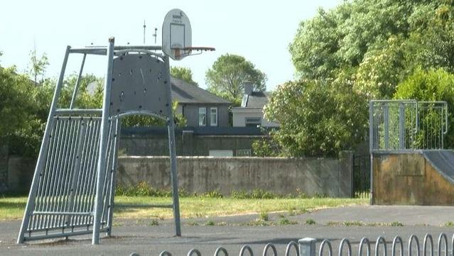 La fossa està sota una zona verda amb un parc infantil (AFP TV)