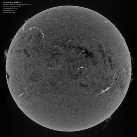 Inverted version of the same image, highlighting more details on the chromosphere.