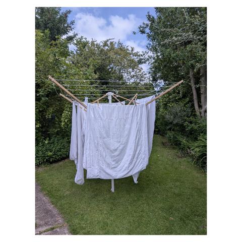 Disgrifiad (Cymraeg) : Dillad gwyn ar y lein golchi

Description (English) : White clothes on the washing line

འགྲེལ་བཤད།(བོད་ཡིག)  : ཤམ་ཐབ། (sham thab) skirt