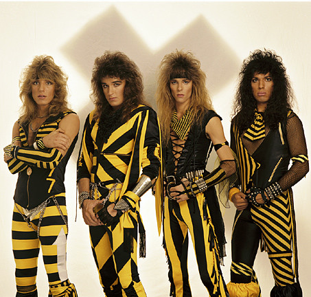 Stryper allá por los 90: cuatro tíos con melenas y vestidos a rayas negras y amarillas, cual avispitas.
