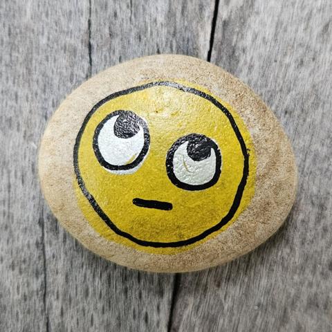 Bemalter Stein mit Smiley.