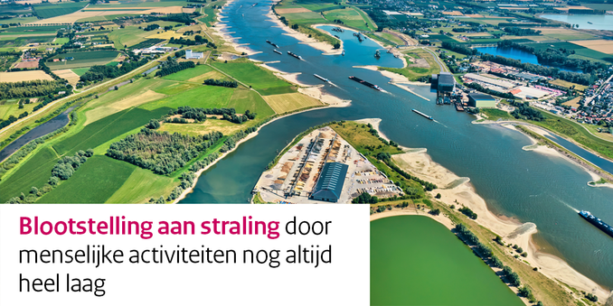 Luchtfoto van een rivierlandschap met groene velden, industrieterreinen en schepen op het water. Onderaan staat de tekst: Blootstelling aan straling door menselijke activiteiten nog altijd heel laag.