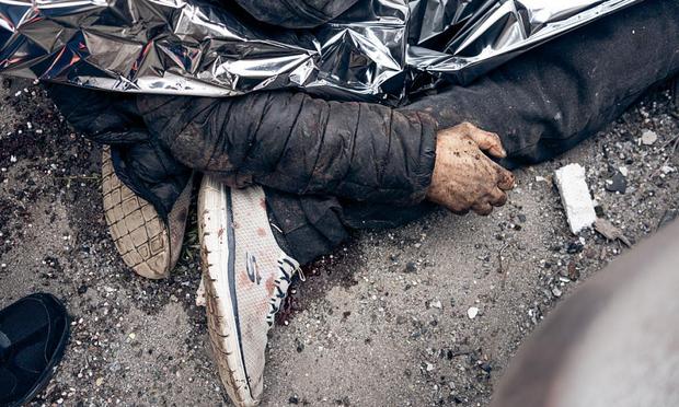 Los cuerpos de dos personas fallecidas en un ataque con misiles rusos yacen cubiertos con una manta de emergencia en el lugar del ataque, el 13 de abril de 2025 en Sumy, Ucrania. (Yehor Kryvoruchko / Kordon Media / Global Images Ukraine via Getty Images)