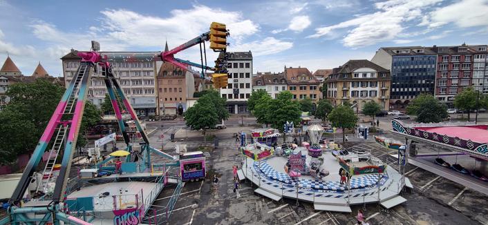La place d'armes d'Yverdon. À place des voitures (c'est un immense parking à ciel ouvert), des carrousels ❤️
