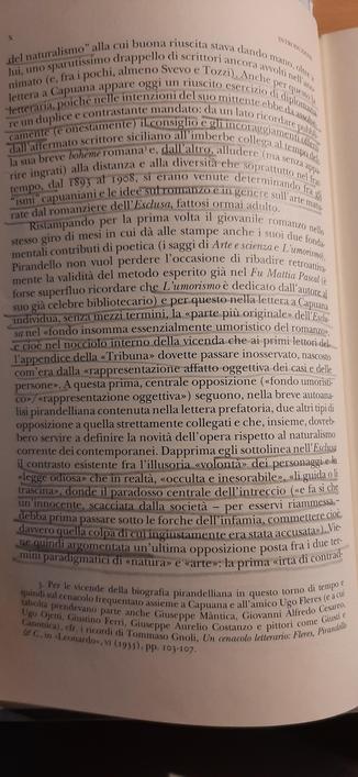 Pagina dell'introduzione a L'ESCLUSA di Luigi Pirandello, quasi completamente sottolineata a matita.