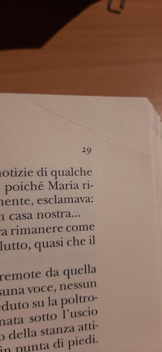 Angolo superiore della pagina 29 de L'ESCLUSA di Luigi Pirandello: la carta presenta una piega in diagonale.