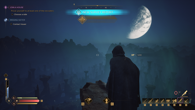 Una captura de pantalla del juego Dune Awakening. En ella se ve al personaje que llevo de pie, al borde de un risco observando el horizonte. Debajo una serie de accidentes rocosos. En el horizonte un sistema montañoso. En el cielo una enorme luna en cuarto creciente (suponiendo que los ciclos lunares sean iguales en Arrakis que en La Tierra)