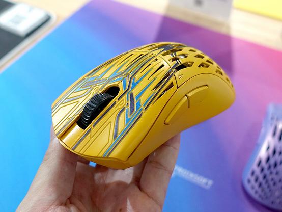 Pwnageのゲーミングマウス「StormBreaker Max CF」に新色Solar Blitz Yellow