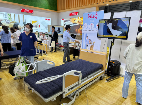 <p>中国上海市で11～13日、2025上海国際福祉機器展が開かれた。16の国・地域から約500社が出展する中、日本の介護・ヘルスケア関連企業も多数参加し、成長が見込まれる中国の「シルバー経済」市場に関心を示した。</p>
<p>神戸市に本社を置く車椅子メーカー、カワムラサイクルは20種類以上の車椅子を出展。価格帯は2千～7千元（約4万～14万円）で、多くの来場者が製品に試乗し、関心を寄せていた。同社傘下の漳州立泰医療康復器材（福建省）の渋谷康弘副総経理は、「中高級モデルを中心に、航空機や高速鉄道用のアルミ素材を使用している」と説明。「展示会に10年以上参加しているが、人々の高齢者介護への関心は毎年高まっている。今年は、製品の機能により注目し、購買力も増しているのが最大の変化だ。中国の『シルバー経済』市場はさらに拡大すると考えている」と述べた。</p>
<blockquote class="wp-embedded-content"><p><a href="https://36kr.jp/311054/">中国で「シルバー経済」が急成長、新たな需要が原動力に</a></p></blockquote>
<p></p>
<p>中国ではここ数年、国内メーカーの成長が著しく、競争が激化している。渋谷氏は「当社は日本で長年培った経験を基に、中国市場に合わせた製品開発を進めていく」と述べ、カワムラサイクルは2001年から福建省漳州市に生産拠点を設け、日本で設計、開発し、現地で量産を行っていると説明。製品は中国国内のみならず、世界各地にも供給されているとした。</p>
<blockquote class="wp-embedded-content"><p><a href="https://36kr.jp/350889/">外骨格ロボットで登山、中国観光地でブーム⋯“若返りツール”に高齢者もハマる</a></p></blockquote>
<p></p>
<p>高齢者向けリフォームも高齢者介護産業において極めて重要な分野となる。日本の住宅用建材メーカー大建工業の中国法人、大建アメニティ（上海）商貿のブースには、木製ドアや下がり天井、床材などが展示されていた。</p>
<p>同社の秋山貴之董事は「中国では在宅介護を重視する傾向があり、市場規模は日本の約10倍に上る。高齢者向けリフォーム市場は今後も拡大が見込まれる」と述べた。【新華社上海】</p>
<blockquote class="wp-embedded-content"><p><a href="https://36kr.jp/328562/">まるでスターウォーズの世界？「頭脳」訓練工場で黙々と働く、中国の人型ロボットたち</a></p></blockquote>
<p></p>