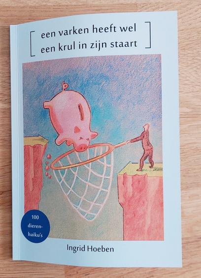 Voorkant van de bundel. 
Illustratie (Melanie Isaacson): Een (spaar)varken (met een krul in de staart) valt in een schepnet dat vastgehouden wordt door een mens. 
De titel erboven. Onderaan de vermelding van de auteur: Ingrid Hoeben 
Linksonder staat in een blauwe cirkel: 100 dierenhaiku's