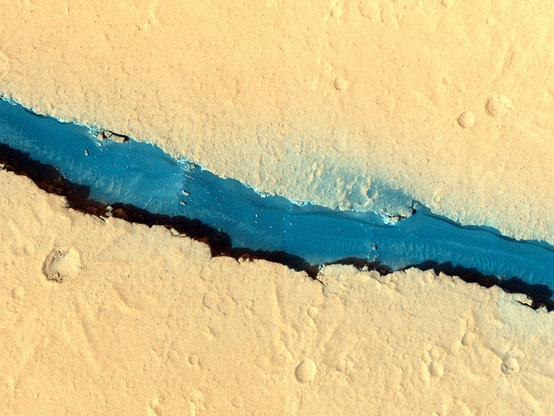 Il colore azzurro della parte centrale dell’ immagine è dovuto all’origine basaltica (vulcanica)del terreno, non alla presenza di acqua.