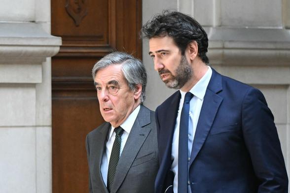 L’ancien premier ministre François Fillon, accompagné de son avocat, au Palais de justice de Paris, le 29 avril 2025. BERTRAND GUAY / AFP