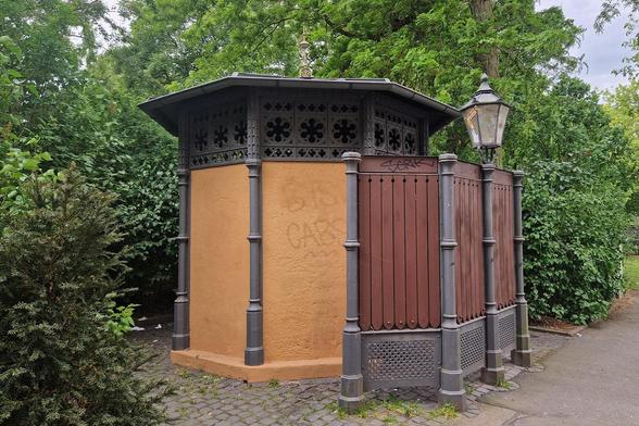 Blick auf das historische Pissoir am Staatstheater Braunschweig. 
Foto: Henriette Bertram/TU Braunschweig