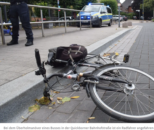 Foto von einer Unfallstelle: Ein Fahrrad liegt am Kantstein eines Fußweges. Im Hintergrund sind die Beine eines Polizisten und ein Streifenwagen zu sehen.
Bildunterschrift:
Beim Überholmanöver eines Busses in der Quickborner Bahnhofstraße ist ein Radfahrer angefahren ..
Bildquelle:
https://www.shz.de/lokales/quickborn-norderstedt/artikel/unfall-in-quickborn-bus-faehrt-radfahrer-beim-ueberholen-an-45135280