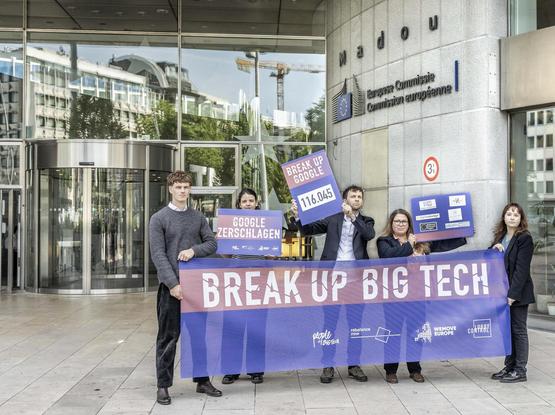 Foto von Aktion vor der EU-Kommission in Brüssel mit Banner Break Up Big Tech