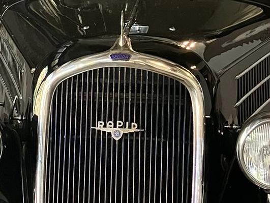Black Skoda Popular 912, detail of ‘Rapid’ grille badge