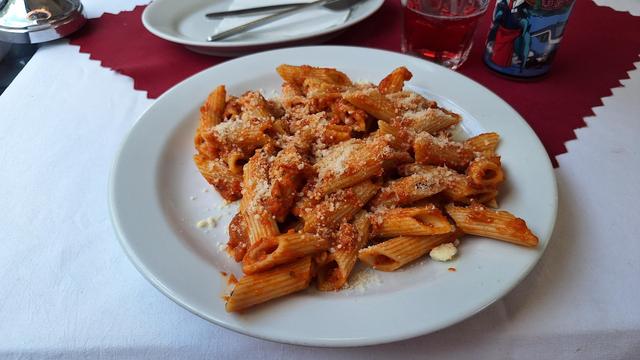 Nudeln mit Tomatensauce und Käse