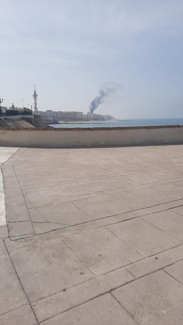 Vista de Cádiz desde el Campo del Sur donde se ve el humo de una barricada de la huelga del metal.