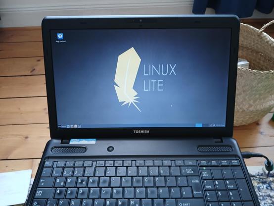 Laptop mit Linux Lite als Betriebssystem
