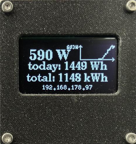OpenDTU Box zeigt 590W Leistung an.