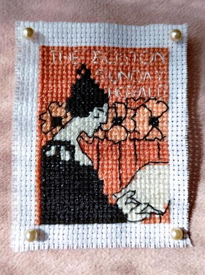 Ethel Reed "Boston Sunday Herald: Ladies Want It". Wersja haftowana krzyżykami, miniaturowa (28x37 krzyżyków), siłą rzeczy, uproszczona.
Na ceglanym tle pani ubrana na czarno czyta gazetę. W tle widać maczki i napis "Boston Sunday Herald"