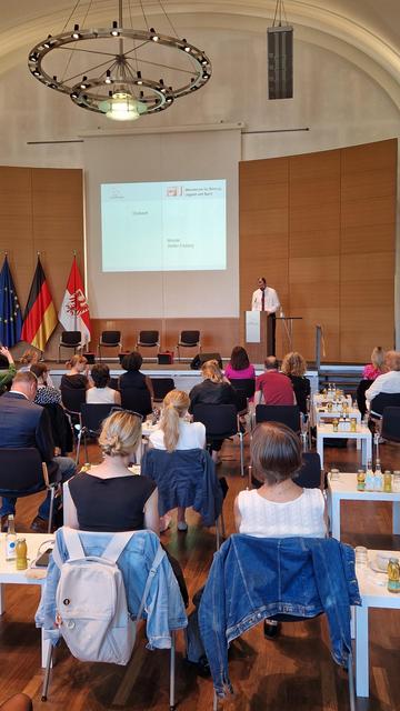 Fachtag in der Staatskanzlei des Landes Brandenburg zum Jubiläum der Zentralen Adoptionsstelle Berlin-Brandenburg.