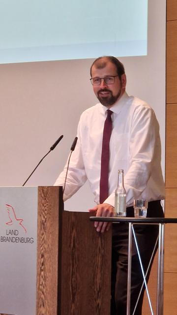 Brandenburgs Jugendminister Steffen Freiberg gratulierte der Zentralen Adoptionsstelle Berlin-Brandenburg zum Jubiläum.